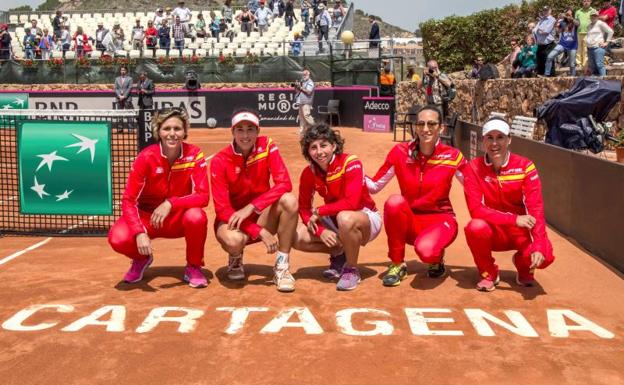 El equipo español de Copa Federación posa tras la victoria ante Paraguay. 