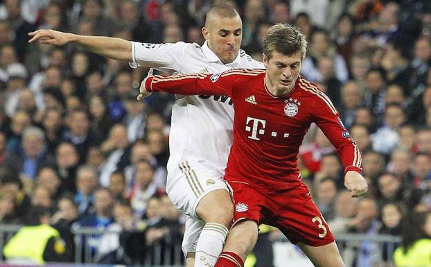Kroos, por entonces en el Bayern, encimado por Benzema en las semifinales de la Champions del curso 2013-2014. 