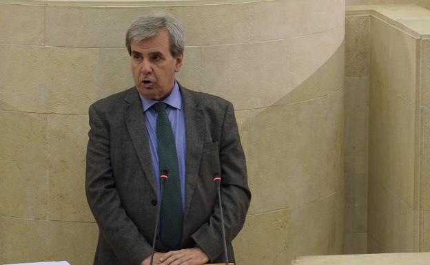 El Parlamento aprueba la ley de Casas de Cantabria con críticas de Podemos