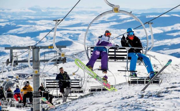 Esquiadores en un telesilla de Alto Campoo