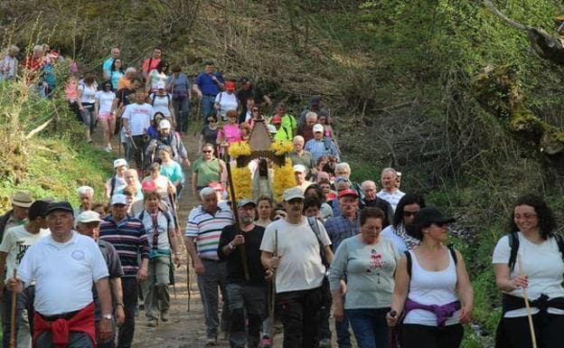 Los devotos llevaron en andas la imagen de La Santuca