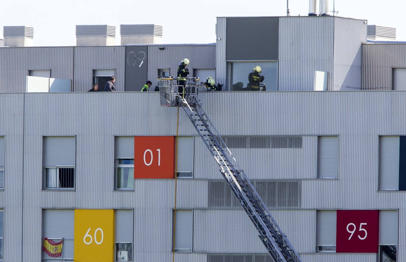 Fotos: Los Bomberos de Santander apagan un incendio en la calle Garcia Lorca de La Albericia