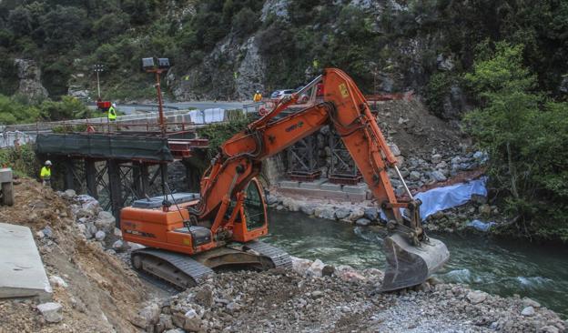 Las máquinas trabajan desde hace días en la ampliación del segundo puente del Desfiladero. 