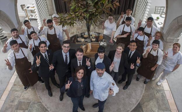 El equipo al completo, 22 profesionales entre cocina, sala, panadería y administración de reservas. 