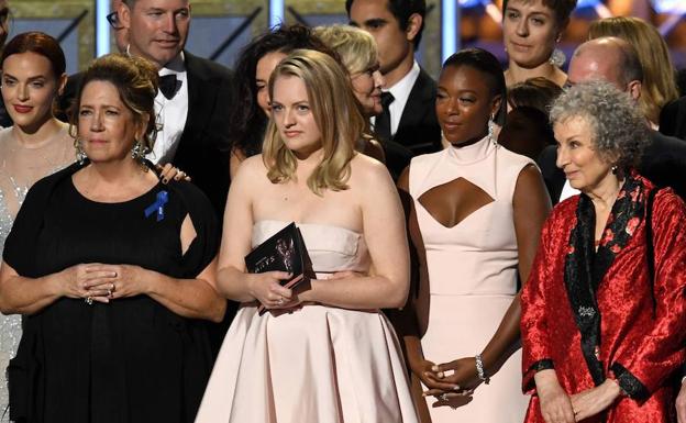 Elisabeth Moss junto al resto del reparto de 'The Handmaid's Tail' durante la útlima entrega de los Premios Emmy (2017).