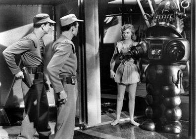Imagen secundaria 1 - Anne Francis, Leslie Nieisen y Robby the Robot en 'Planeta prohibido' (1956).