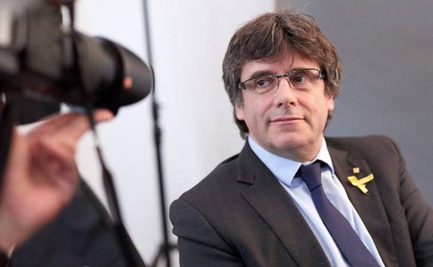  Puigdemont posa para los fotógrafos tras un encuentro con periodistas extranjeros acreditados en Alemania. 