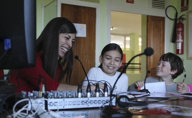 Los alumnos de cuarto de Primaria aprenden a hacer entrevistas con su profesora. :: 