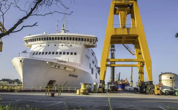 La imagen es del pasado jueves a última hora de la tarde. El barco, en el dique seco de Astander, con la curiosidad de que aún estaba su nombre anterior (Asterion) junto al nuevo (Connemara). 