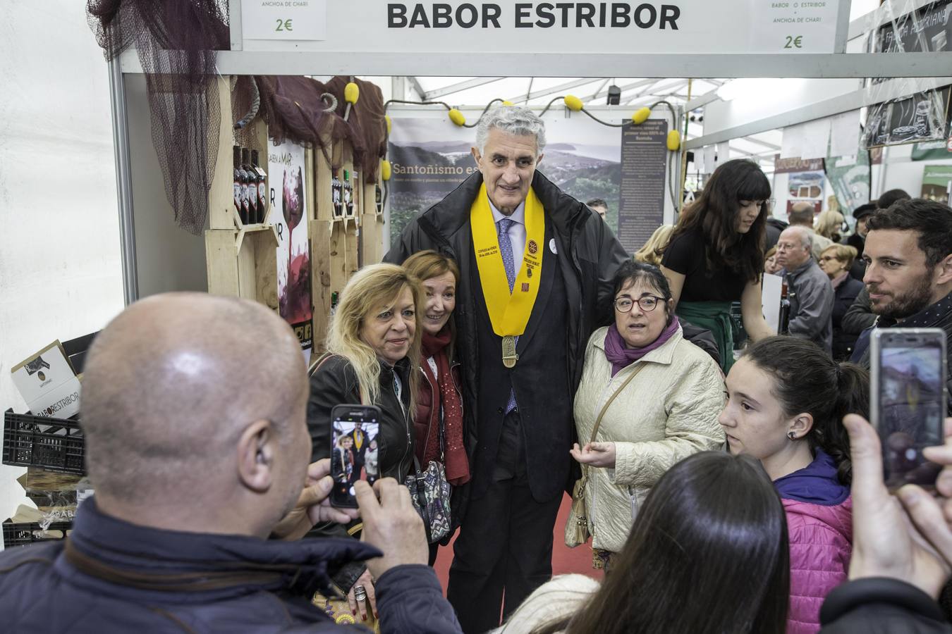 El ex jugador de baloncesto Fernando Romay ha sido nombrado hoy cofrade de honor de la Cofradía de la Anchoa de Cantabria durante la celebración del 22 Cabildo de esta entidad gastronómica, que ha tenido lugar este sábado en el teatro Liceo de Santoña, dentro de los actos de la Feria de la Anchoa y la Conserva de Cantabria.