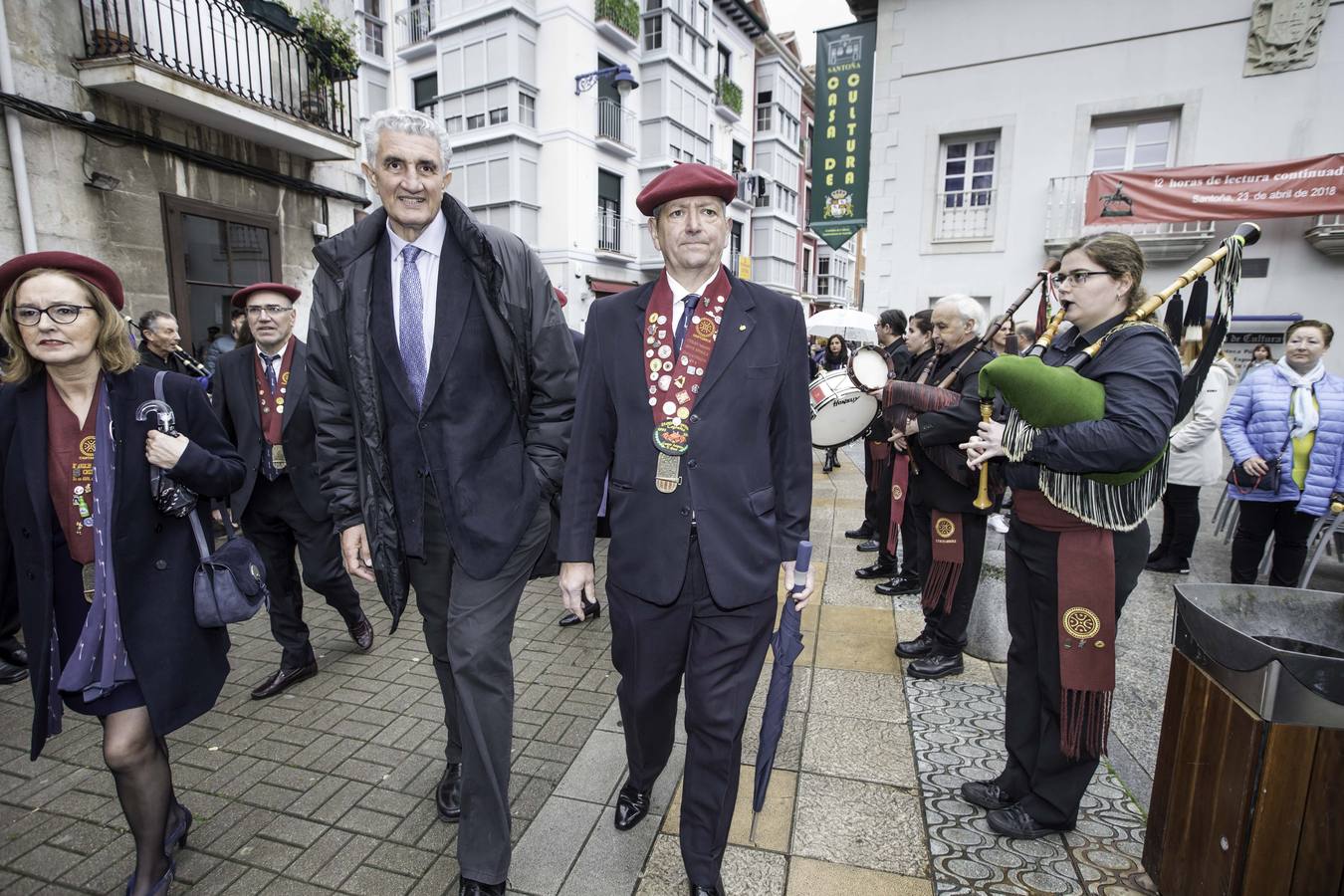 El ex jugador de baloncesto Fernando Romay ha sido nombrado hoy cofrade de honor de la Cofradía de la Anchoa de Cantabria durante la celebración del 22 Cabildo de esta entidad gastronómica, que ha tenido lugar este sábado en el teatro Liceo de Santoña, dentro de los actos de la Feria de la Anchoa y la Conserva de Cantabria.