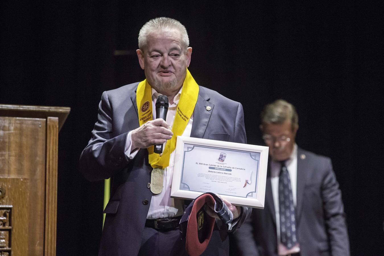 El ex jugador de baloncesto Fernando Romay ha sido nombrado hoy cofrade de honor de la Cofradía de la Anchoa de Cantabria durante la celebración del 22 Cabildo de esta entidad gastronómica, que ha tenido lugar este sábado en el teatro Liceo de Santoña, dentro de los actos de la Feria de la Anchoa y la Conserva de Cantabria.