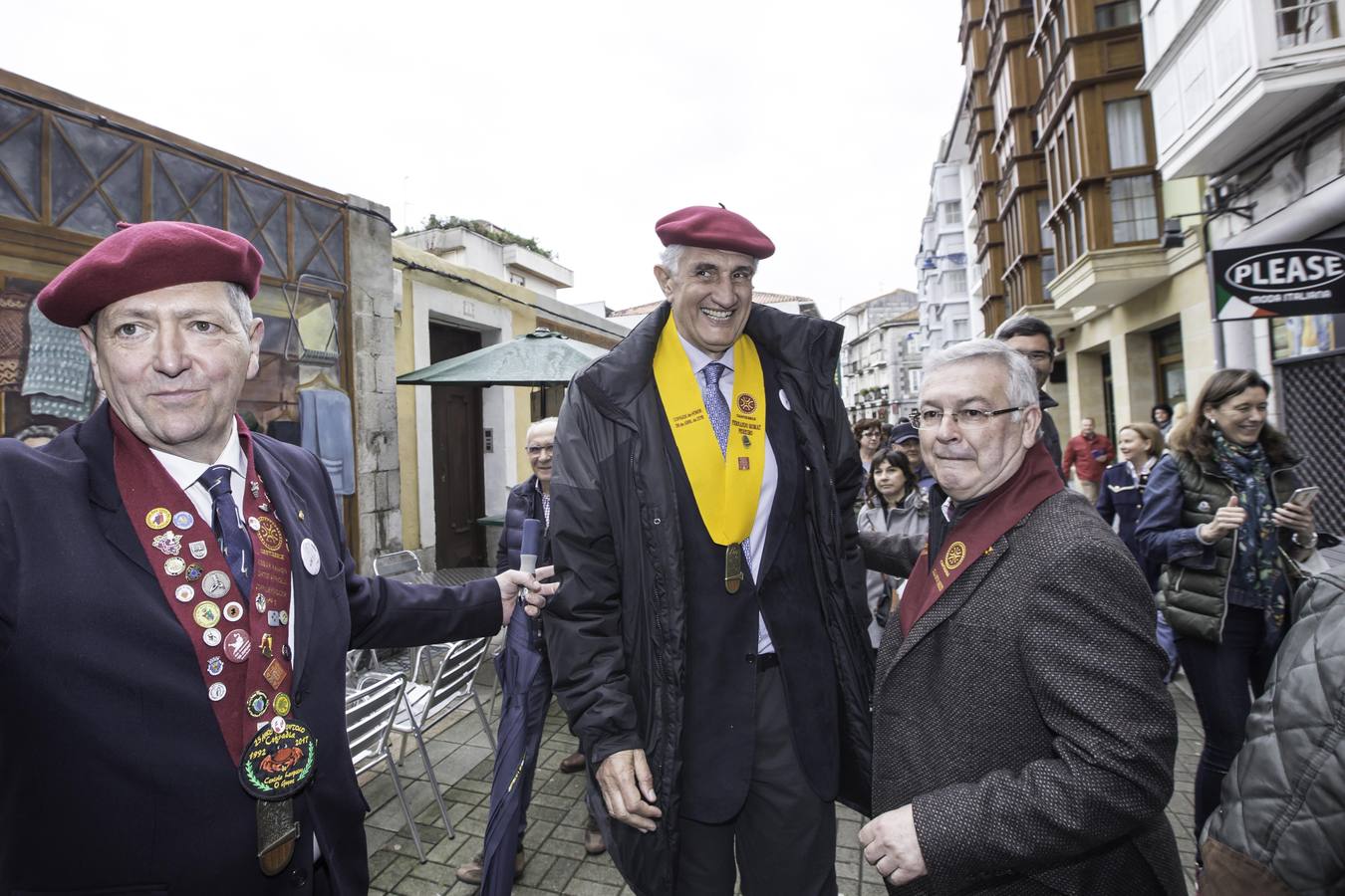 El ex jugador de baloncesto Fernando Romay ha sido nombrado hoy cofrade de honor de la Cofradía de la Anchoa de Cantabria durante la celebración del 22 Cabildo de esta entidad gastronómica, que ha tenido lugar este sábado en el teatro Liceo de Santoña, dentro de los actos de la Feria de la Anchoa y la Conserva de Cantabria.