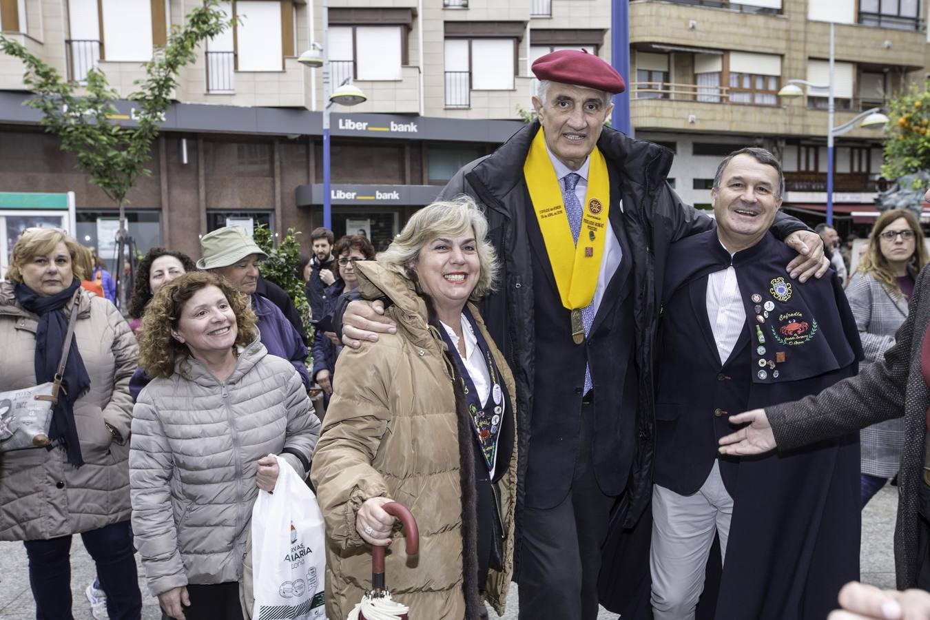 El ex jugador de baloncesto Fernando Romay ha sido nombrado hoy cofrade de honor de la Cofradía de la Anchoa de Cantabria durante la celebración del 22 Cabildo de esta entidad gastronómica, que ha tenido lugar este sábado en el teatro Liceo de Santoña, dentro de los actos de la Feria de la Anchoa y la Conserva de Cantabria.