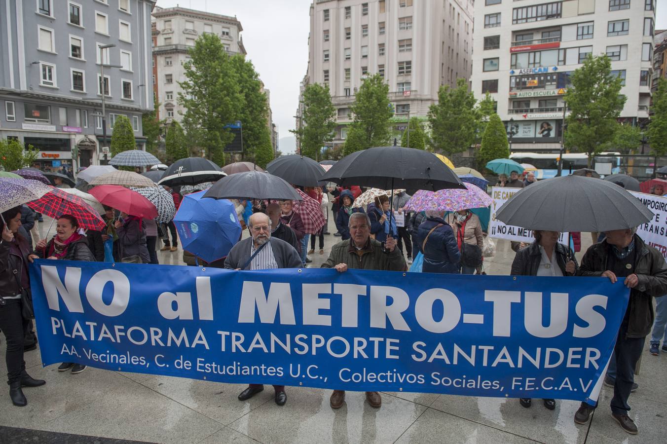 Fotos: Concentración en Santander contra el MetroTUS