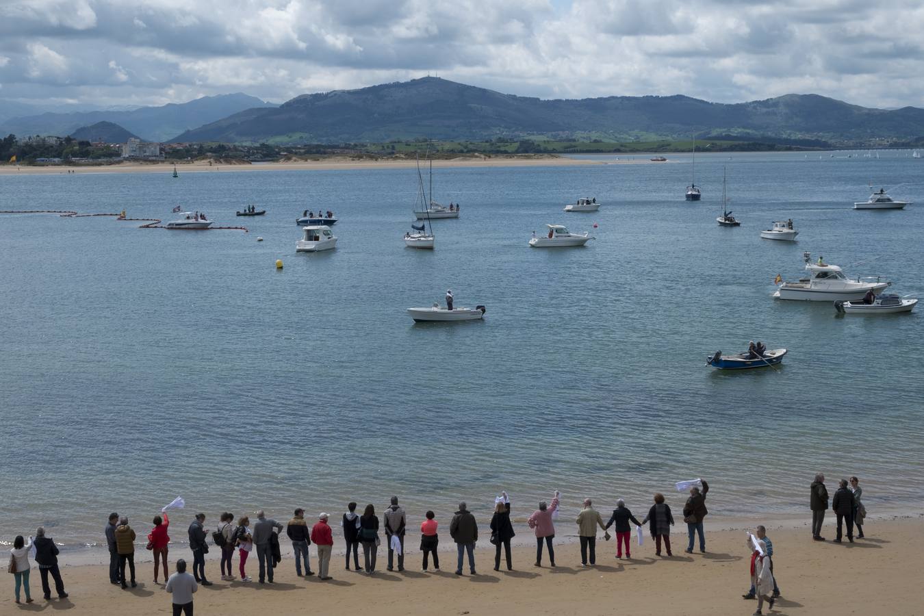 Doscientas personas han participado en una nueva movilización que ha contado con la novedad de la presencia de barcos