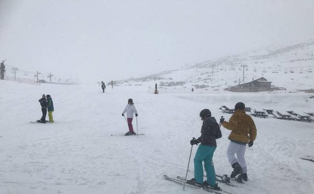 A las puertas de mayo, la nieve vuelve a cotas altas de Cantabria