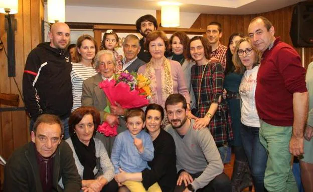 Herminia Roiz, de 94 años, acompañada por su familia, fue una de las homenajeadas en la Gala