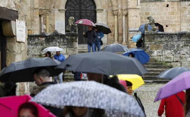 Galería. La lluvia no arredró a los turistas en Santillana del Mar. 