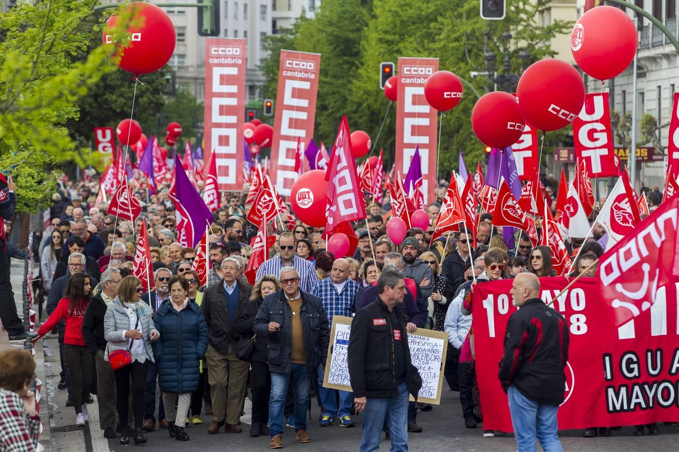 Fotos: Miles de personas participan en la manifestación del 1 de mayo en Santander