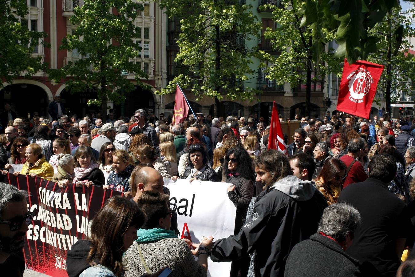 Fotos: Manifestación del 1 de mayo en Torrelavega