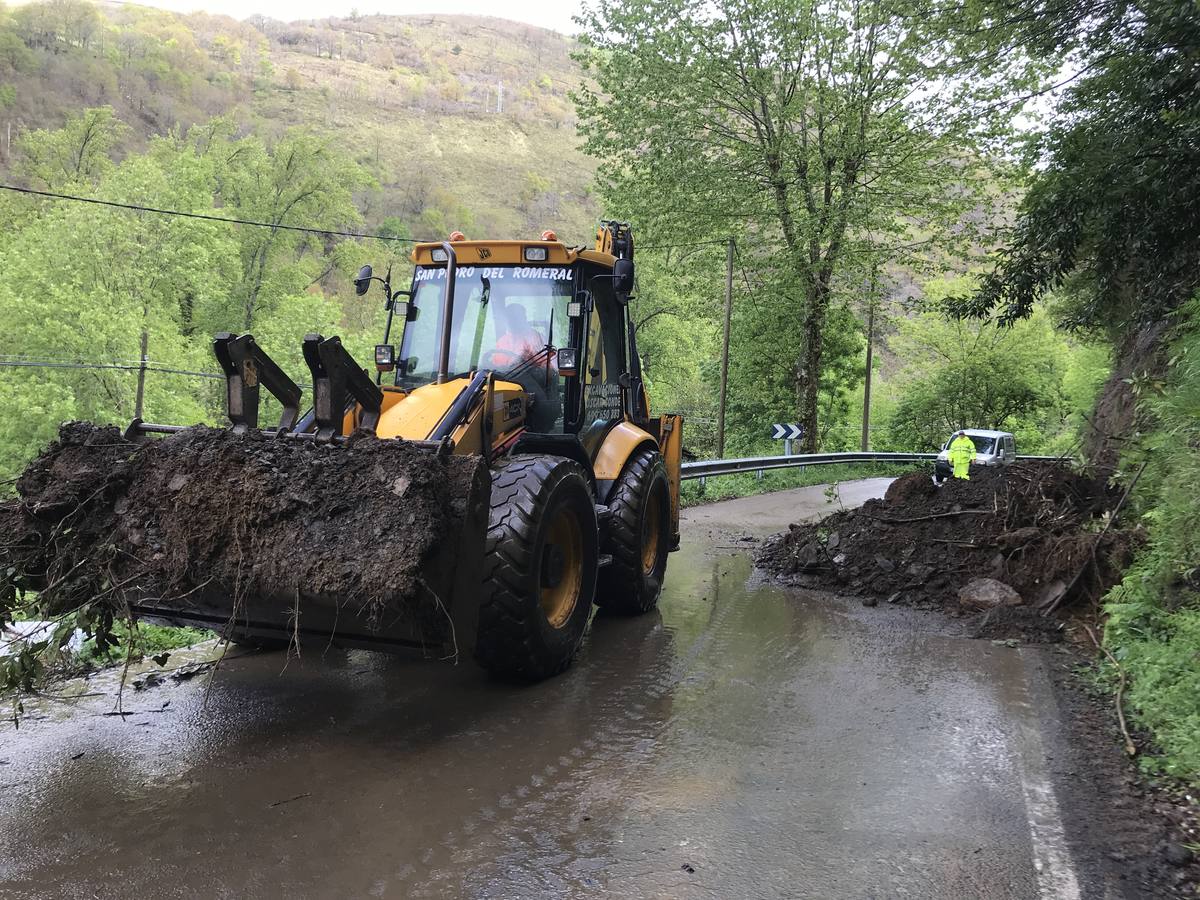 Carreteras repara un argayo en la CA-263, el vial de acceso principal a Vega de Pas