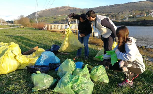 La jornada de voluntariado permitió recoger y clasificar la basura que se encontró en el medio natural ('basuraleza'). 