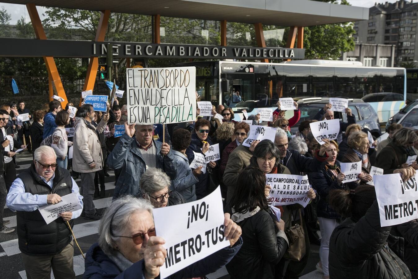 Los vecinos abarrotan la línea 3 en un viaje simbólico contra el MetroTUS y llevan sus pancartas hasta el intercambiador de Valdecilla 