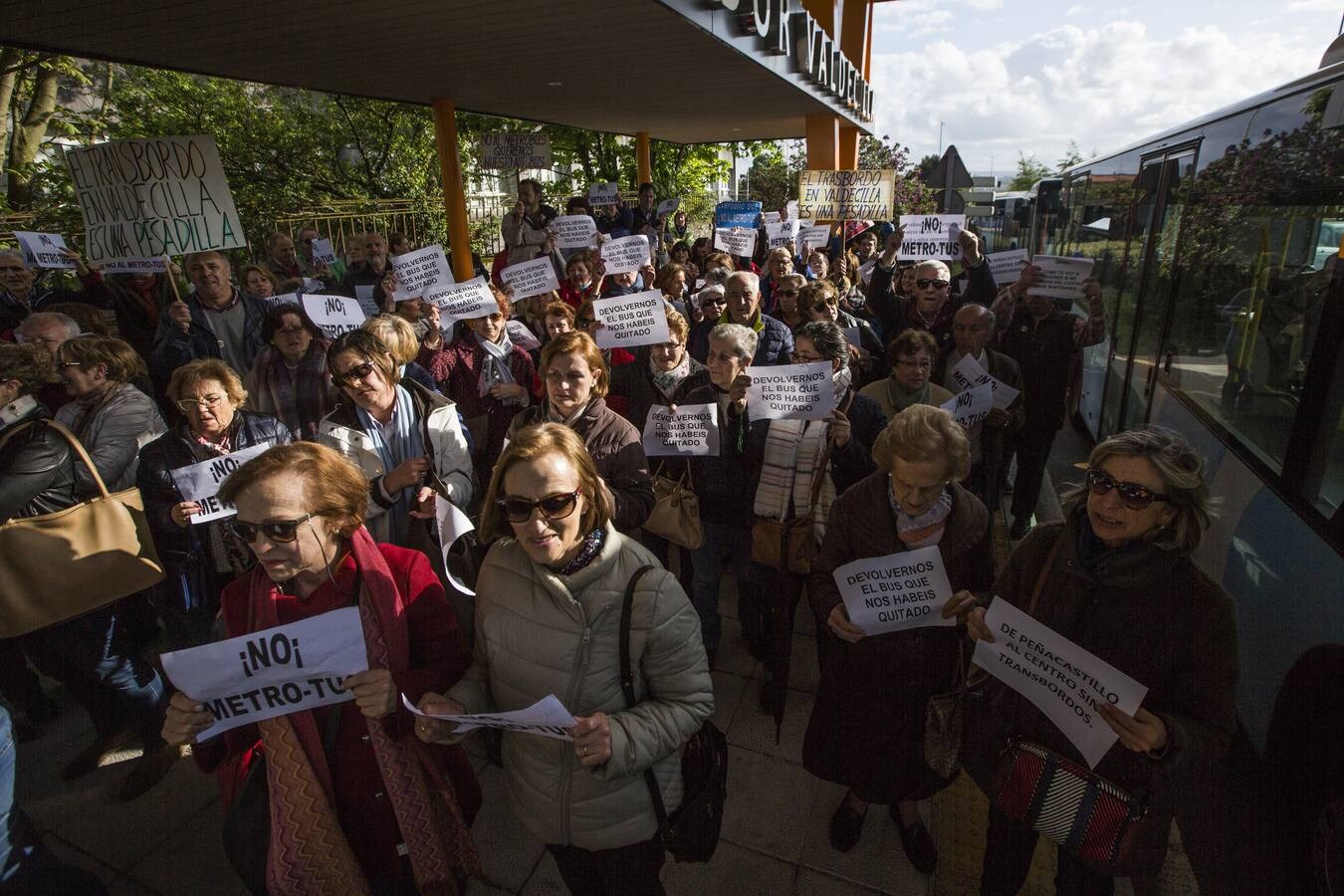 Los vecinos abarrotan la línea 3 en un viaje simbólico contra el MetroTUS y llevan sus pancartas hasta el intercambiador de Valdecilla 