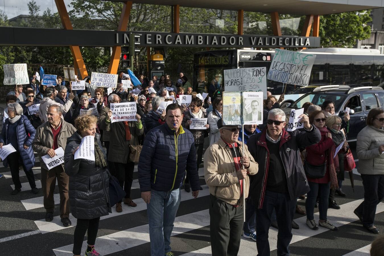 Los vecinos abarrotan la línea 3 en un viaje simbólico contra el MetroTUS y llevan sus pancartas hasta el intercambiador de Valdecilla 