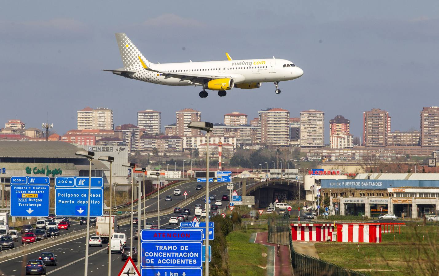 Avión de la compaía Vueling sobrevolando Santander
