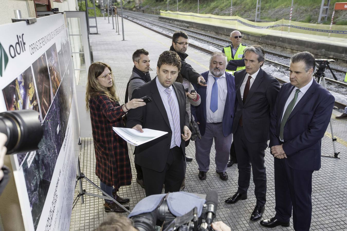 El ministro de Fomento, Íñigo de la Serna, que ha visitado este viernes, los trabajos que van a permitir que la estación de Guarnizo, junto a la de mercancías de Muriedas, sean las primeras de la línea Palencia-Santander con apartaderos de 750 metros.