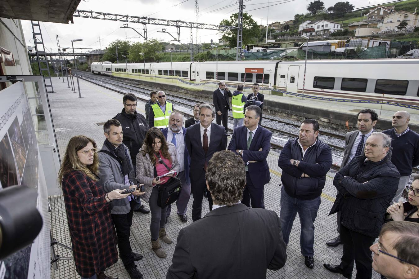 El ministro de Fomento, Íñigo de la Serna, que ha visitado este viernes, los trabajos que van a permitir que la estación de Guarnizo, junto a la de mercancías de Muriedas, sean las primeras de la línea Palencia-Santander con apartaderos de 750 metros.