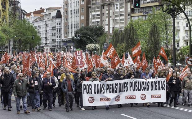 Manifestación de pensionistas por las calles de Santander.