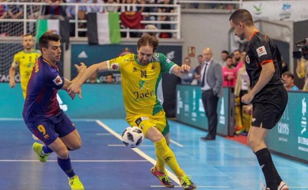 Alan Brandi, del Jaén Paraiso Interior, intenta llevarse el balón ante Sergio Lozano, del Barcelona Lassa. 