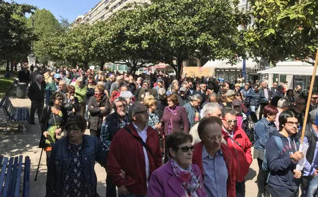 Imagen principal - Los pensionistas muestran su indignación en Santander