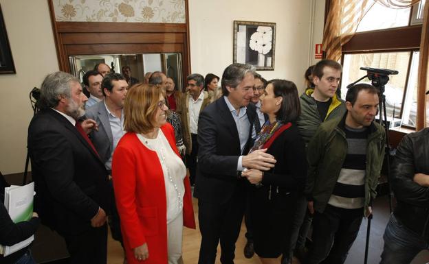 El ministro saluda a la alcaldesa de Santander a su llegada al hotel Vejo.