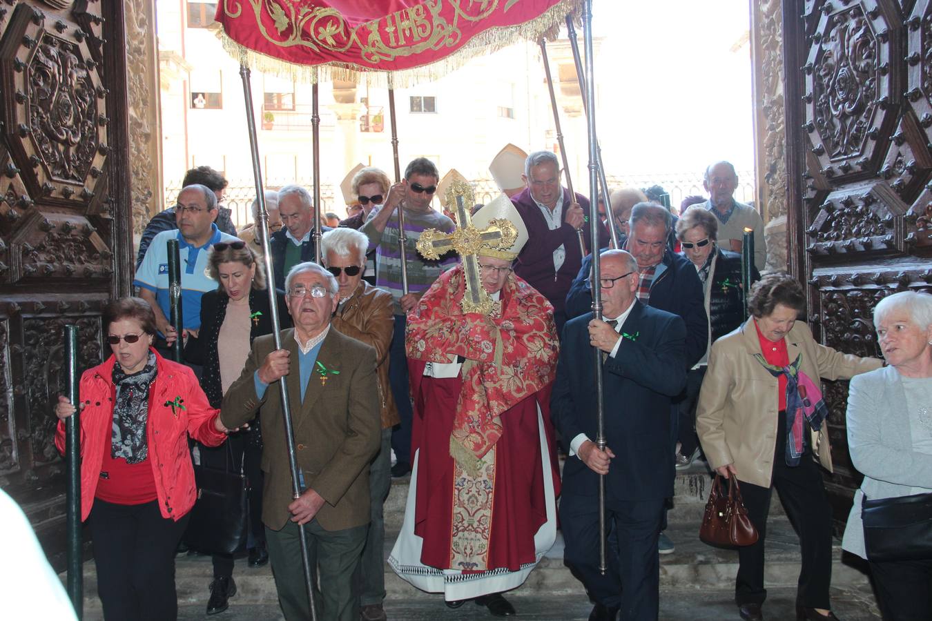La reliquia ha viajado en coche desde Santo Toribio rumbo a Astorga. A su llegada a León, el obispo de Santander entregó el Lignum Crucis al obispo de León, en un acto celebrado en la catedral