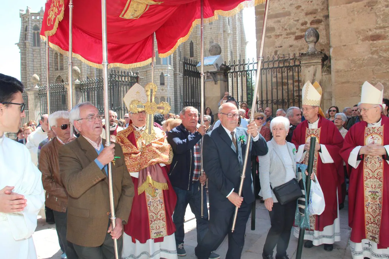 La reliquia ha viajado en coche desde Santo Toribio rumbo a Astorga. A su llegada a León, el obispo de Santander entregó el Lignum Crucis al obispo de León, en un acto celebrado en la catedral