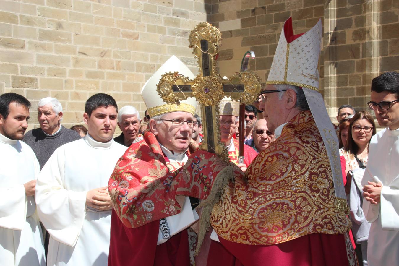 La reliquia ha viajado en coche desde Santo Toribio rumbo a Astorga. A su llegada a León, el obispo de Santander entregó el Lignum Crucis al obispo de León, en un acto celebrado en la catedral