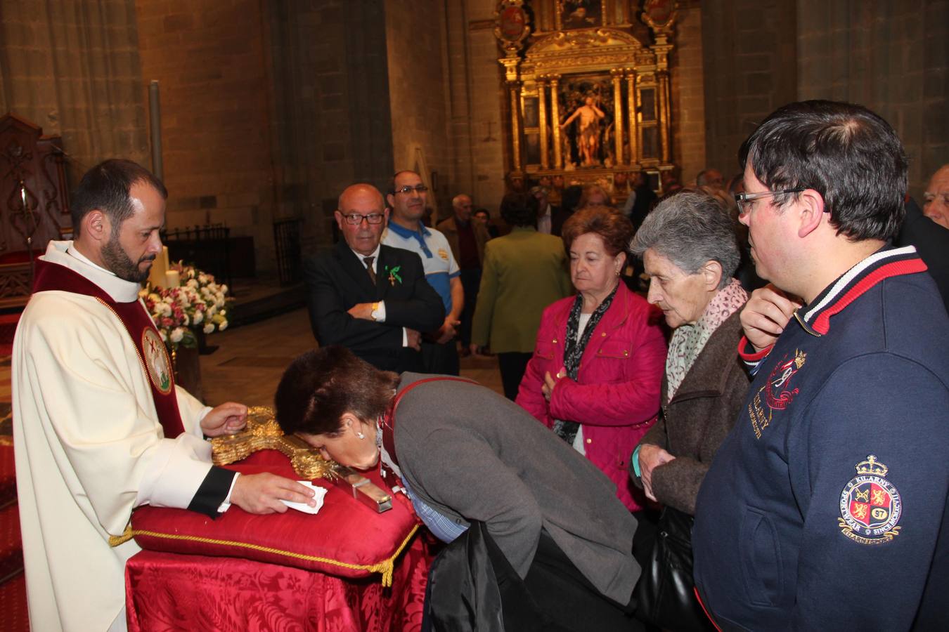 La reliquia ha viajado en coche desde Santo Toribio rumbo a Astorga. A su llegada a León, el obispo de Santander entregó el Lignum Crucis al obispo de León, en un acto celebrado en la catedral