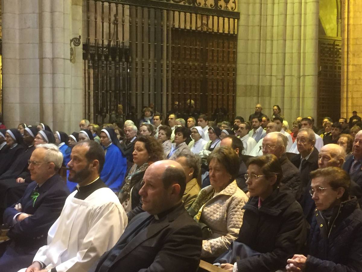 La reliquia ha viajado en coche desde Santo Toribio rumbo a Astorga. A su llegada a León, el obispo de Santander entregó el Lignum Crucis al obispo de León, en un acto celebrado en la catedral