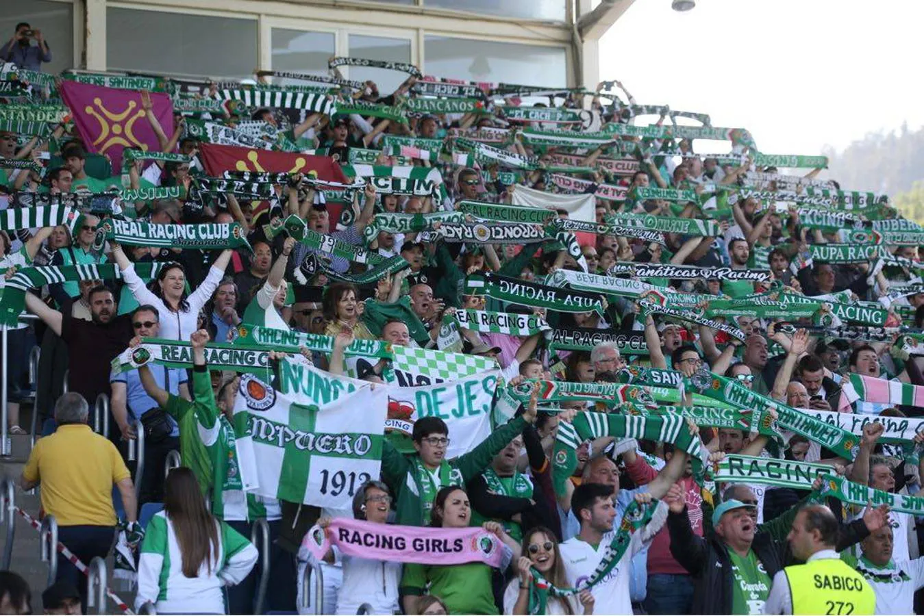 Fotos: La afición del Racing acompaña al equipo en la &#039;final&#039; de Zubieta