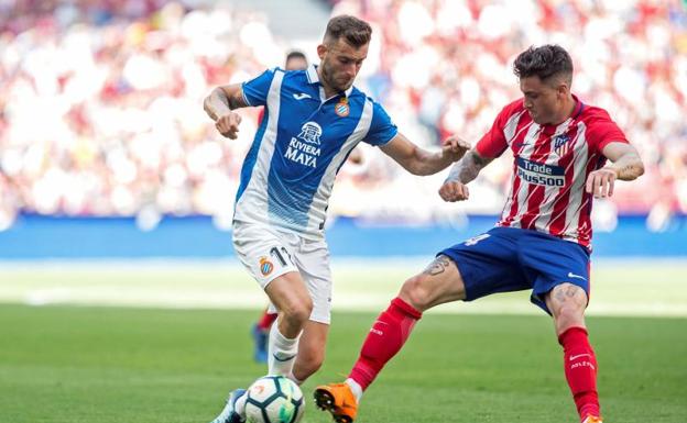 Baptistao, en una acción ante Giménez. 