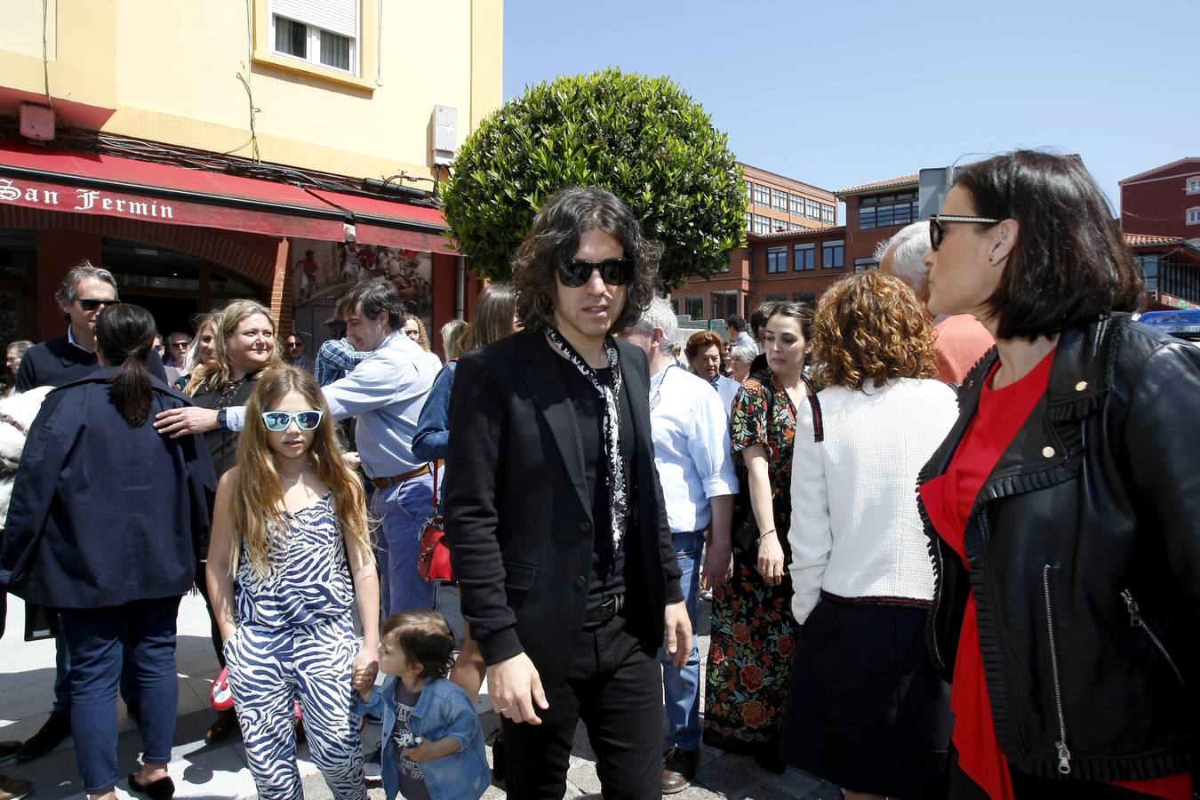 El cantante reinosano Raúl Gutiérrez 'Rulo' ha 'conquistado' una estrella del Paseo de la Fama de Tetuán, que desde este domingo 'brilla' en el suelo de este barrio santanderino, tras ser descubierta por el propio artista, en un acto en el que ha estado rodeado, además de por las autoridades, de amigos y familiares -entre ellos su abuelo de 92 años-, y a quienes ha dedicado el reconocimiento.