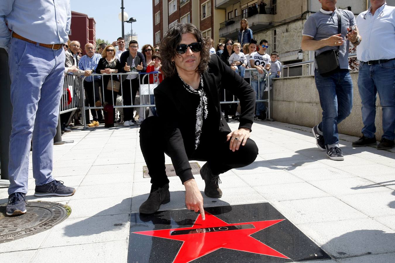 El cantante reinosano Raúl Gutiérrez 'Rulo' ha 'conquistado' una estrella del Paseo de la Fama de Tetuán, que desde este domingo 'brilla' en el suelo de este barrio santanderino, tras ser descubierta por el propio artista, en un acto en el que ha estado rodeado, además de por las autoridades, de amigos y familiares -entre ellos su abuelo de 92 años-, y a quienes ha dedicado el reconocimiento.