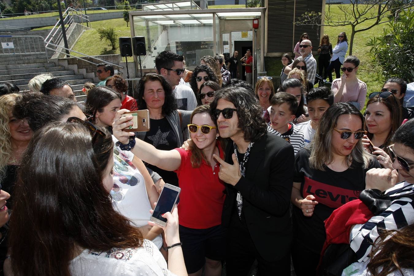 El cantante reinosano Raúl Gutiérrez 'Rulo' ha 'conquistado' una estrella del Paseo de la Fama de Tetuán, que desde este domingo 'brilla' en el suelo de este barrio santanderino, tras ser descubierta por el propio artista, en un acto en el que ha estado rodeado, además de por las autoridades, de amigos y familiares -entre ellos su abuelo de 92 años-, y a quienes ha dedicado el reconocimiento.