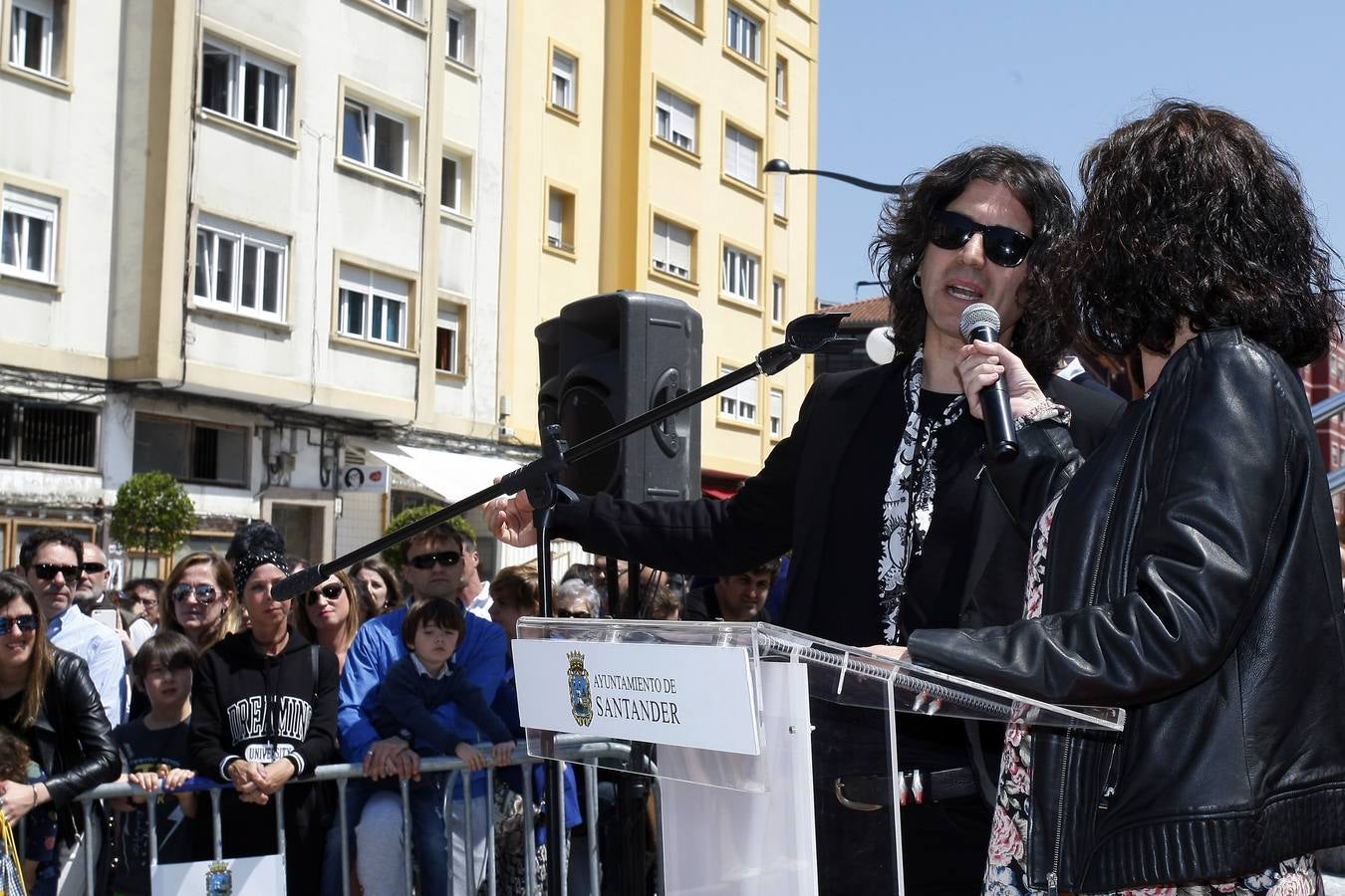 El cantante reinosano Raúl Gutiérrez 'Rulo' ha 'conquistado' una estrella del Paseo de la Fama de Tetuán, que desde este domingo 'brilla' en el suelo de este barrio santanderino, tras ser descubierta por el propio artista, en un acto en el que ha estado rodeado, además de por las autoridades, de amigos y familiares -entre ellos su abuelo de 92 años-, y a quienes ha dedicado el reconocimiento.