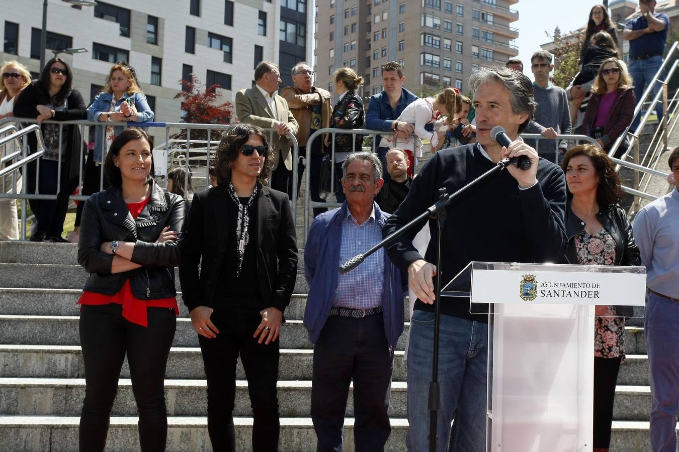 El cantante reinosano Raúl Gutiérrez 'Rulo' ha 'conquistado' una estrella del Paseo de la Fama de Tetuán, que desde este domingo 'brilla' en el suelo de este barrio santanderino, tras ser descubierta por el propio artista, en un acto en el que ha estado rodeado, además de por las autoridades, de amigos y familiares -entre ellos su abuelo de 92 años-, y a quienes ha dedicado el reconocimiento.