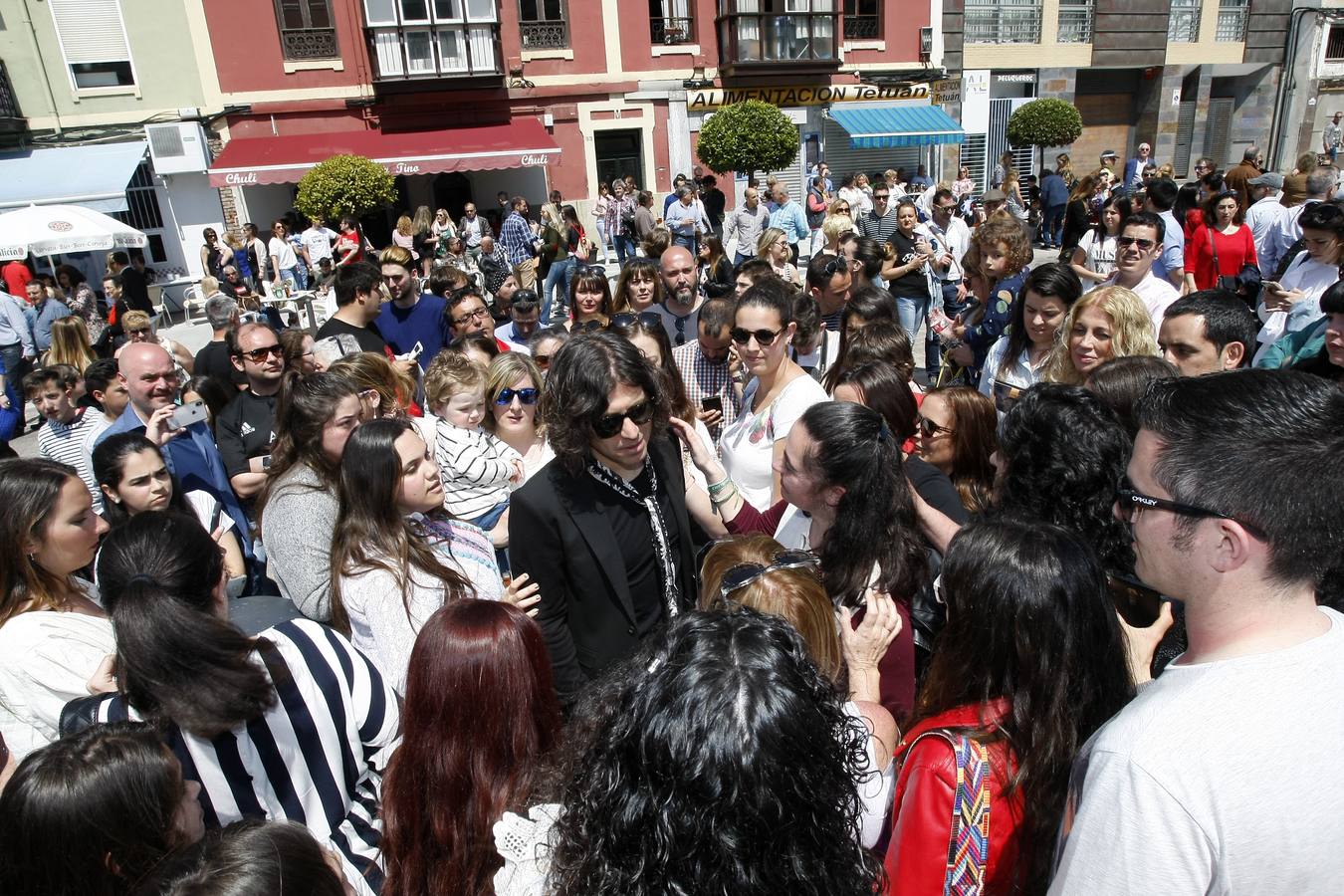 El cantante reinosano Raúl Gutiérrez 'Rulo' ha 'conquistado' una estrella del Paseo de la Fama de Tetuán, que desde este domingo 'brilla' en el suelo de este barrio santanderino, tras ser descubierta por el propio artista, en un acto en el que ha estado rodeado, además de por las autoridades, de amigos y familiares -entre ellos su abuelo de 92 años-, y a quienes ha dedicado el reconocimiento.